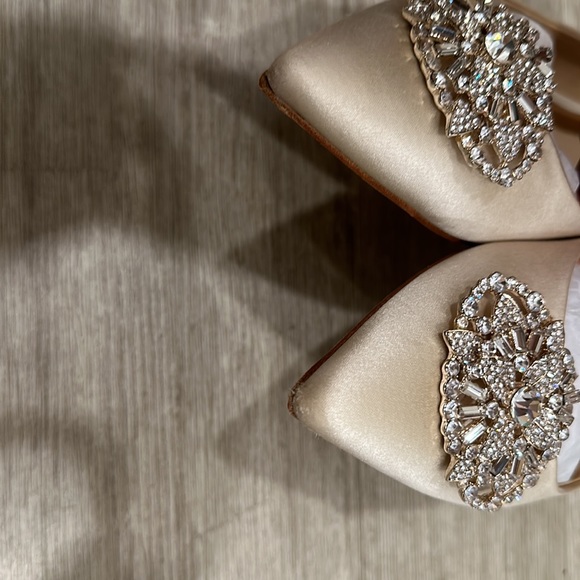 Badgley Mischka light goal flats with cristal stone. Size 8.5 - Picture 6 of 6